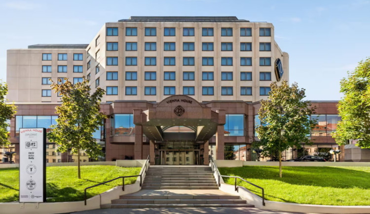 Hotel Vienna House by Wyndham Diplomat Prague prochází rozsáhlou výměnou oběhových čerpadel. Nová čerpadla spotřebují o 47 % méně energie než ta původní