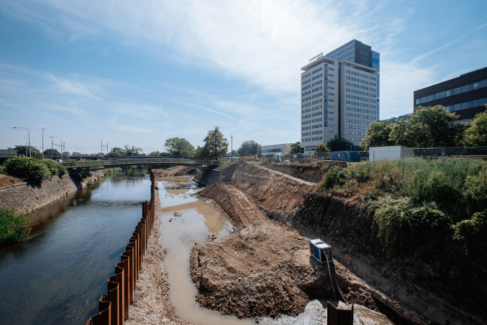 Firma, která staví protipovodňová opatření na Poříčí, odvezla včas stroje. Loni voda bagry pohltila