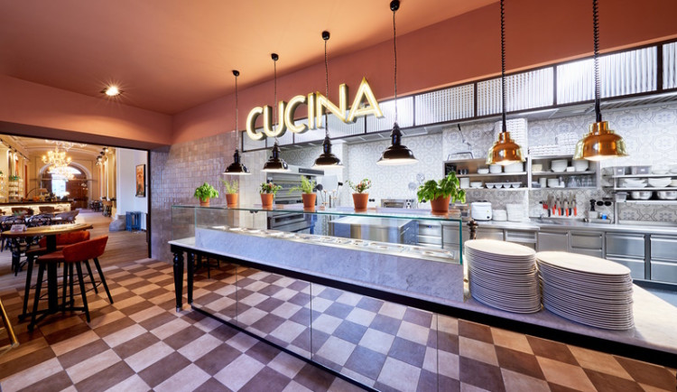 Palác Kinských žije typickou italskou atmosférou. Řetězec restaurací L´Osteria otevřel čtvrtou pobočku v ČR