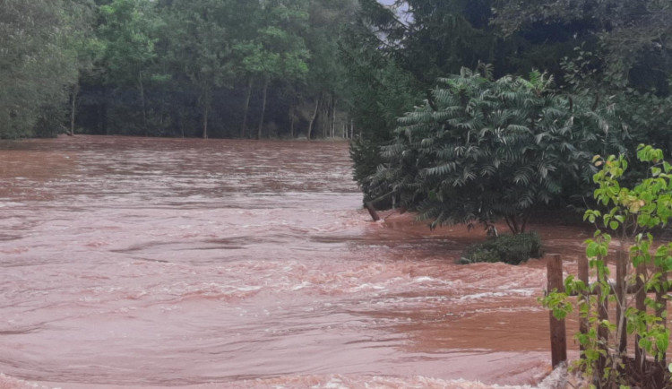 VIDEO: Hasiči zachraňovali trojici dětí z řeky v Broumově. Za nezodpovědné chování hrozí pokuta