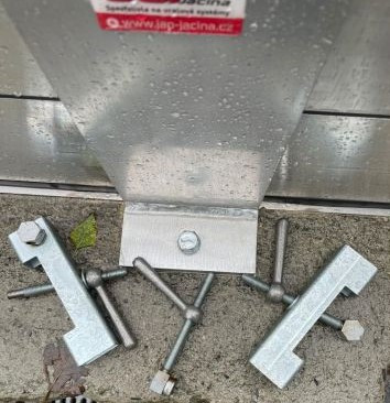 Policie hledá člověka, který v Písku poškodil protipovodňovou stěnu