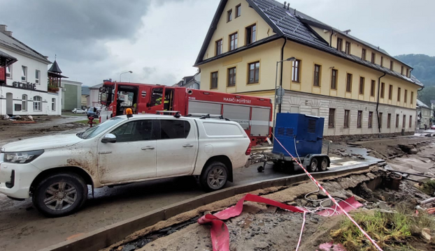 Společnost O2 po povodních obnovila provoz na většině vysílačů, které vyřadily výpadky elektřiny. Kde elektřina není, tam jsou nasazeny naftové agregáty. Práce pokračují.