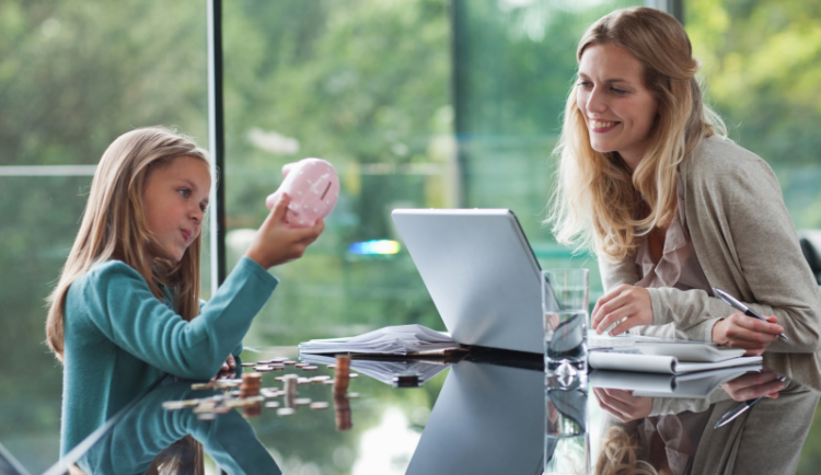 Skoro dvě třetiny mladých vědí, že se peníze v čase znehodnocují, jen čtvrtina ale ví, jak se proti tomu bránit