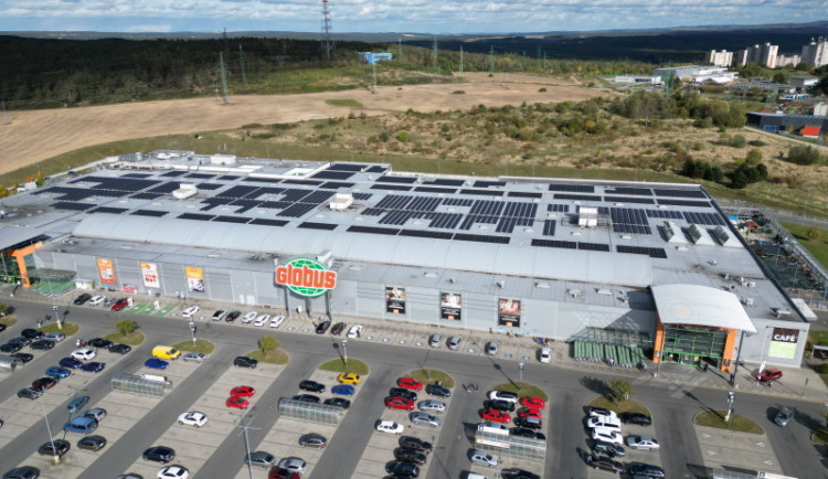 Globus postavil s E.ONem fotovoltaické elektrárny v celkové hodnotě 100 milionů korun. Na čtyřech hypermarketech zabírají solární panely plochu dvou Václavských náměstí a ročně vyrobí tolik energie, co spotřebuje tisíc domácností