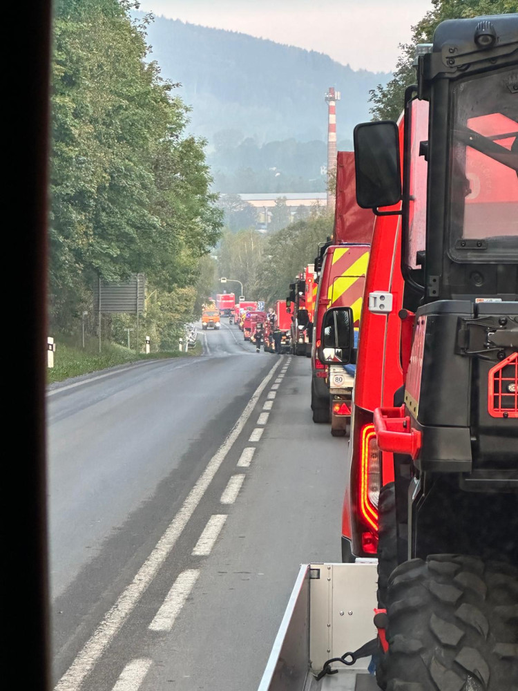 Tři desítky hasičů, devět záchranářů, milion od Šestky i Slavie. Z Prahy už do oblastí zasažených povodněmi putuje první pomoc
