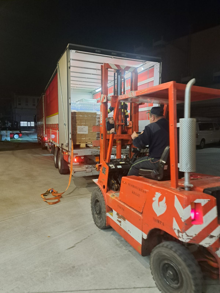 Tři desítky hasičů, devět záchranářů, milion od Šestky i Slavie. Z Prahy už do oblastí zasažených povodněmi putuje první pomoc