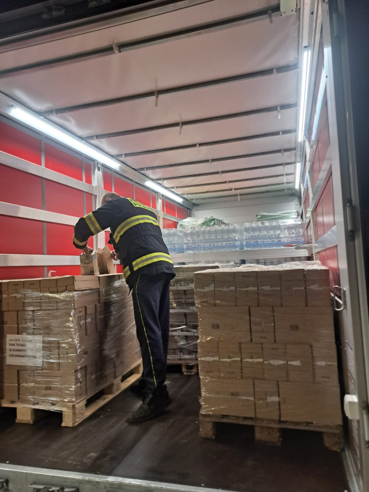 Tři desítky hasičů, devět záchranářů, milion od Šestky i Slavie. Z Prahy už do oblastí zasažených povodněmi putuje první pomoc