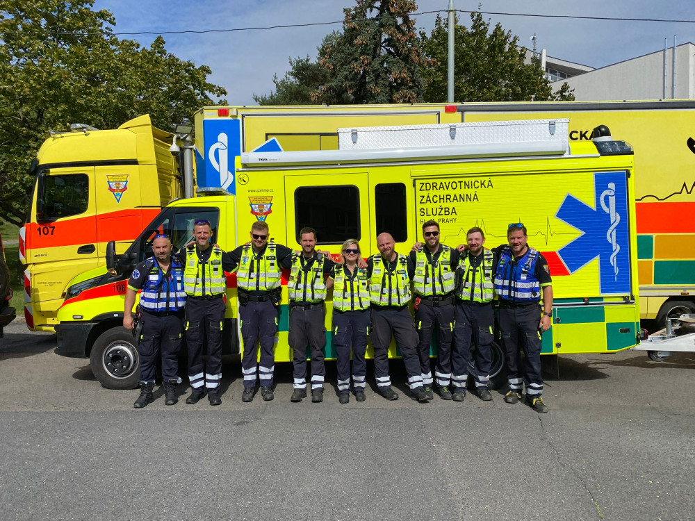 Tři desítky hasičů, devět záchranářů, milion od Šestky i Slavie. Z Prahy už do oblastí zasažených povodněmi putuje první pomoc
