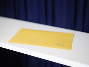 VOLBY 2024: Lidé začali vybírat krajské zastupitele a senátory. Volební místnosti se otevřely