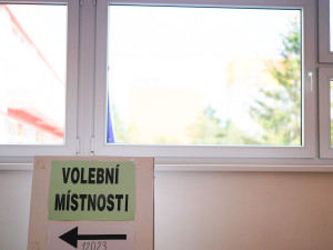 VOLBY 2024: Lidé začali vybírat krajské zastupitele a senátory. Volební místnosti se otevřely