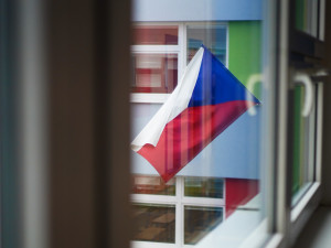 VOLBY 2024: Lidé začali vybírat krajské zastupitele a senátory. Volební místnosti se otevřely