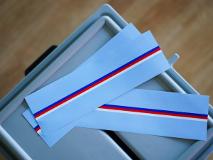 VOLBY 2024: Lidé začali vybírat krajské zastupitele a senátory. Volební místnosti se otevřely