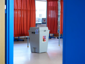 VOLBY 2024: Lidé začali vybírat krajské zastupitele a senátory. Volební místnosti se otevřely