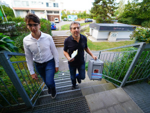 První den voleb je za námi. Místnosti si opět otevřou zítra ráno.