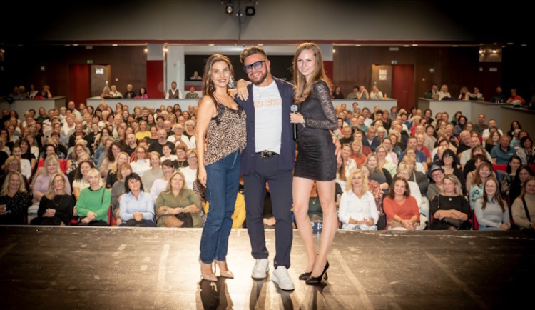 Osmany Laffita je znovu na turné s talk show Kafe u Osmanyho