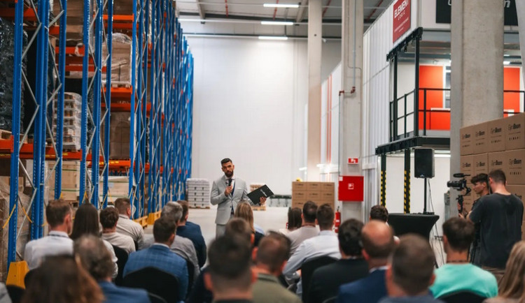 GymBeam spustil unikátní automatizovaný sklad: Roboti odbaví až 1000 objednávek za hodinu, lidé ale o práci nepřijdou, ba naopak!