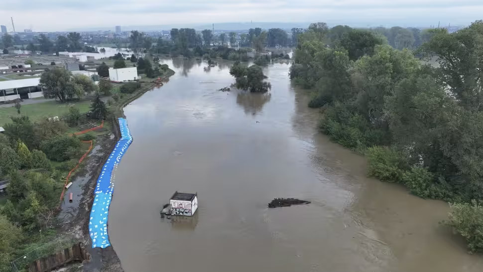 Hasiči provizorně zajišťovali při povodních odbagrovaný terén na Nových Sadech v Olomouci