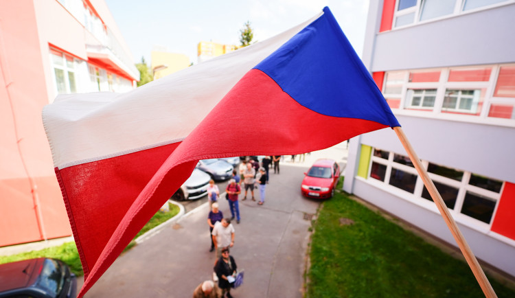 Volební místnosti se uzavřely. Začalo sčítání.