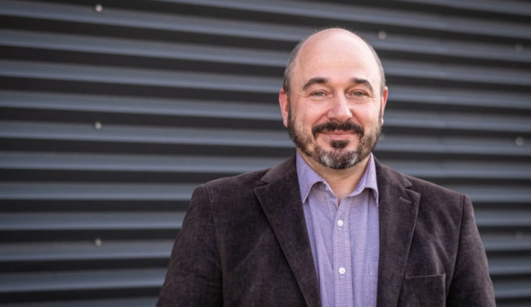 Průzkum AI v české společnosti. Polovina Čechů nějakou formu AI už vyzkoušela. Zatím jen málo z nich jí bere jako skutečný nástroj.