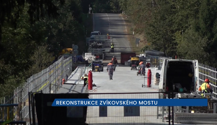 Zvíkovský most zůstane zavřený o tři měsíce déle, dělníci během rekonstrukce narazili na azbest