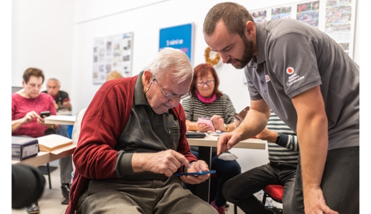 Program Digitální odysea pomáhá zdarma seniorům vyznat se v online světě. V Česku ho využilo už přes 50 tisíc lidí