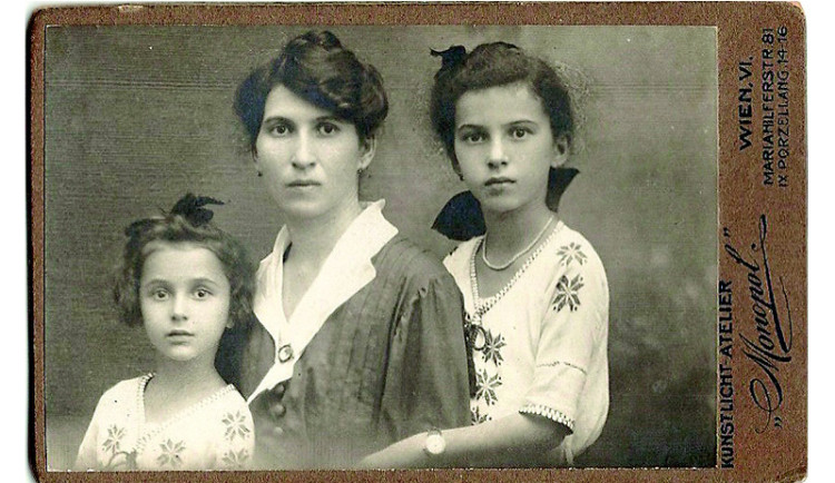 Americký umělec navrací kouzlo rodinné textilky z předválečného Československa