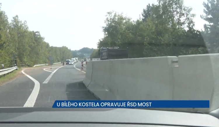 ŘSD u Bílého Kostela opravuje most, provoz řídí kyvadlově semafory i lidé