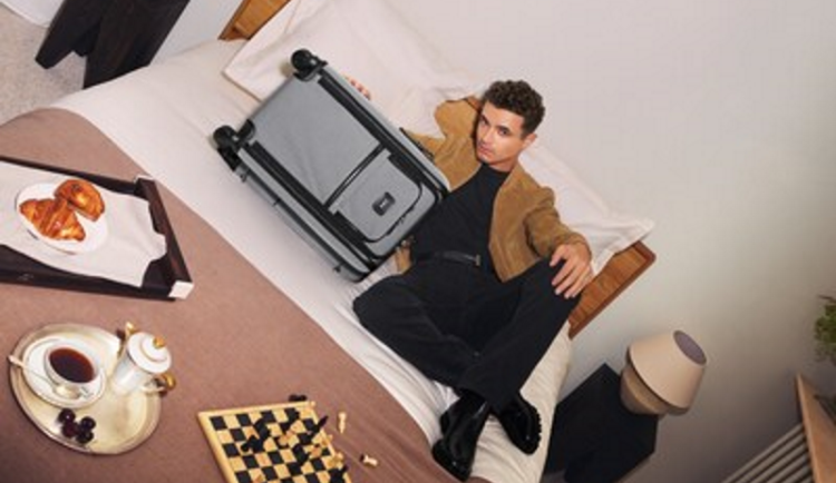 LANDO NORRIS CESTUJE PO FRANCOUZSKÉ RIVIÉŘE S NOVOU KOLEKCÍ TURIN A LEGENDÁRNÍ ALPHA X OD ZNAČKY TUMI 