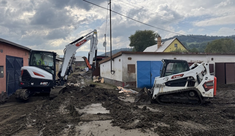 Bobcat pomáhá doma na Dobříši i po povodních na Moravě