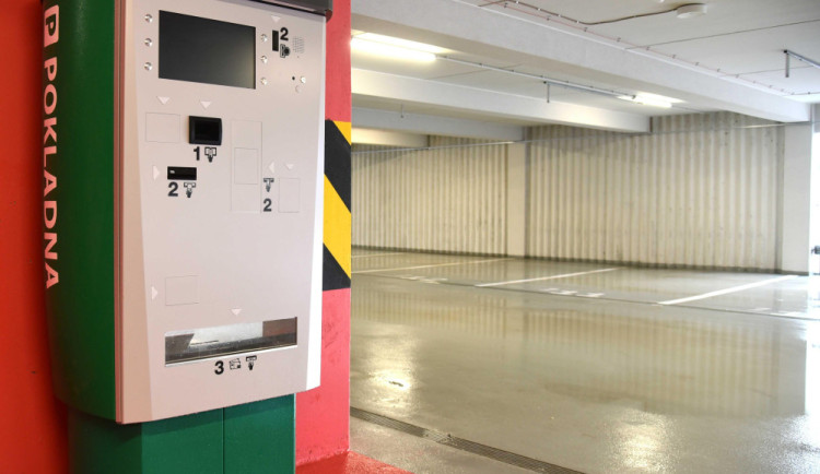 Automat na jízdenky MHD v novém parkovacím domě končí. Nebyl zájem