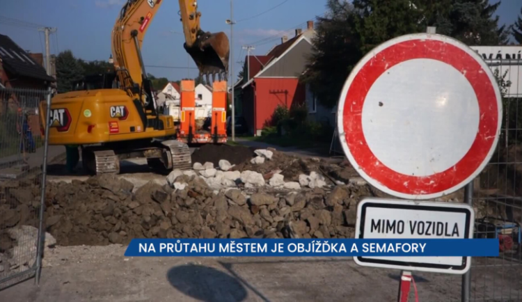 Na průtahu Bzencem je objížďka a semafory, řidiči musí počítat se zpožděním