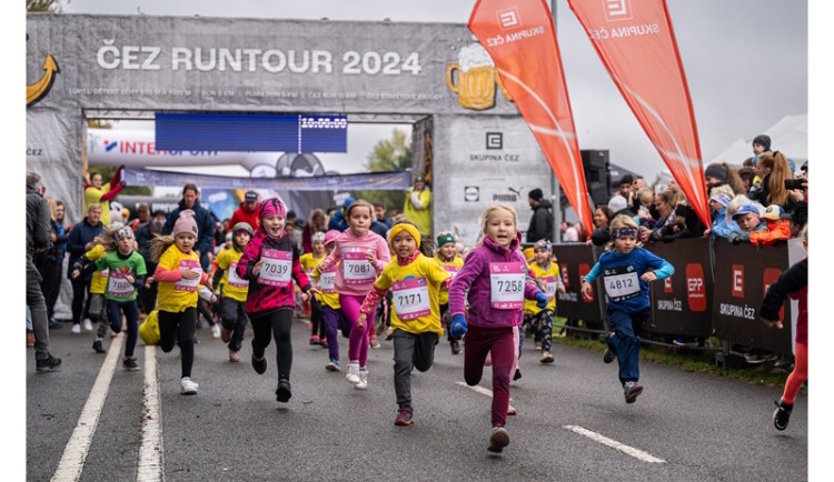 Běžecké úsměvy hřály víc než počasí. Královský závod ČEZ RunTour si užily tři tisícovky běžců