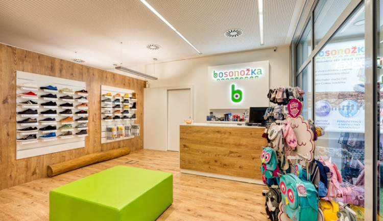 Čechům se více a více líbí barefooty, každý pátý už je někdy nosil