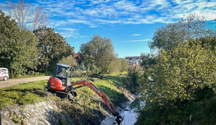 Technické služby v Hradci Králové čistí koryta potoků a řek. Zvyšují tím bezpečnost