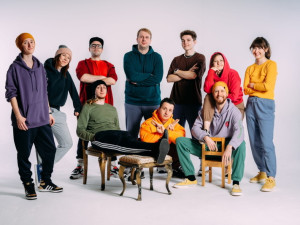 Aby kapela mohla jet na turné, musí nejdřív pořádně makat, sdělují novým klipem Celest & Charles