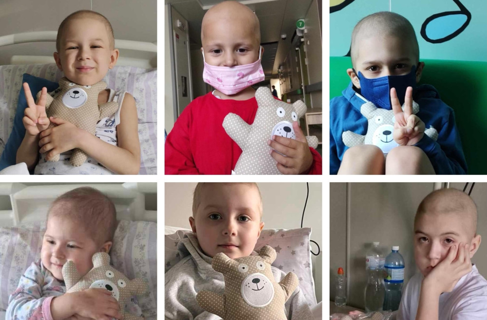 Sdružení D.R.A.K. vyslalo Medvídka Nebojsu do světa. Pomáhá dětem v kyjevské nemocnici