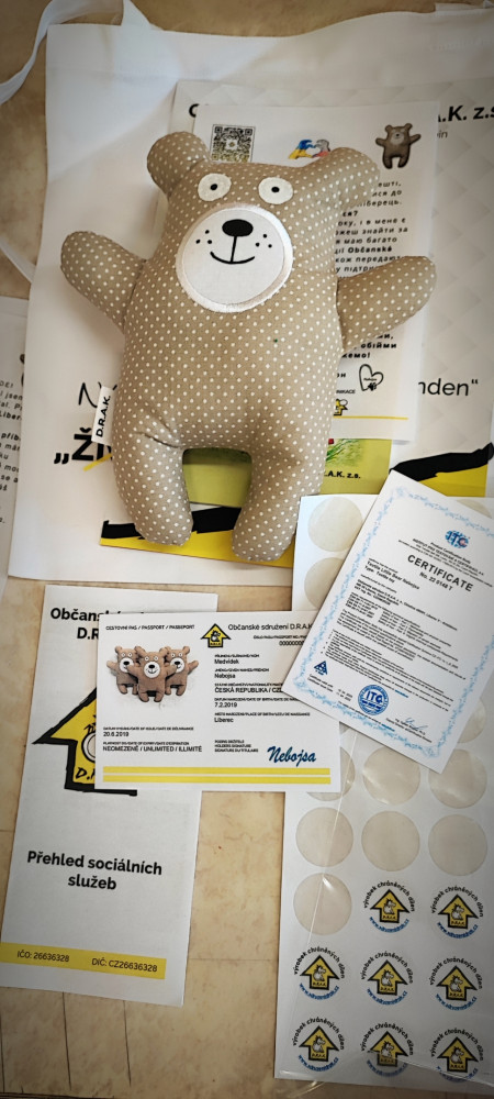 Sdružení D.R.A.K. vyslalo Medvídka Nebojsu do světa. Pomáhá dětem v kyjevské nemocnici