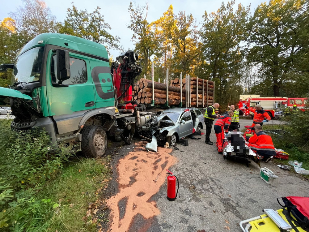 U obce Mláka se srazil kamion s osobním automobilem, pro těžce zraněného řidiče přiletěl vrtulník