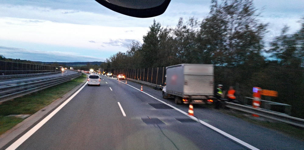 Patnáct vozidel havarovalo ráno na dálnici D5. Automobily narazily do části pneumatiky, která odpadla z náklaďáku