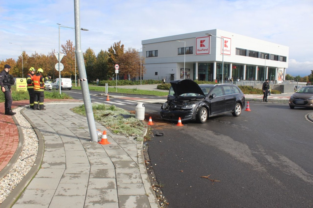 Dopravní nehoda na kruhovém objezdu na Hněvotínské ulici v Olomouci