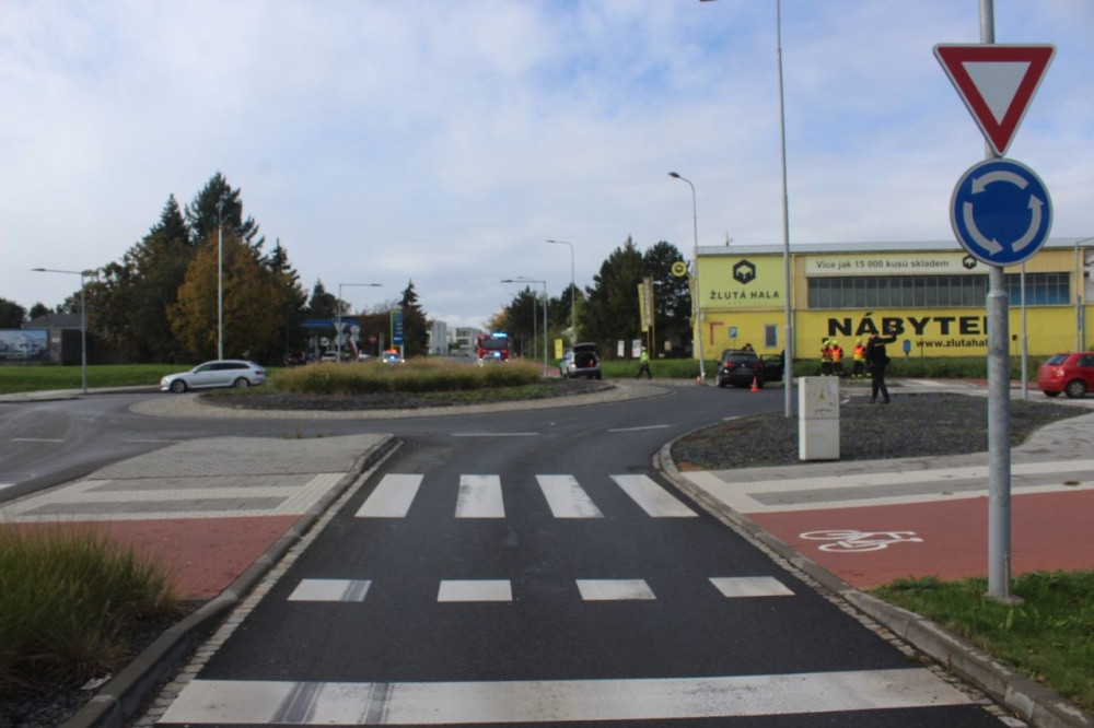 Namol opilá řidička nabourala v Olomouci auta i autobus, zastavil ji až náraz do pouliční lampy
