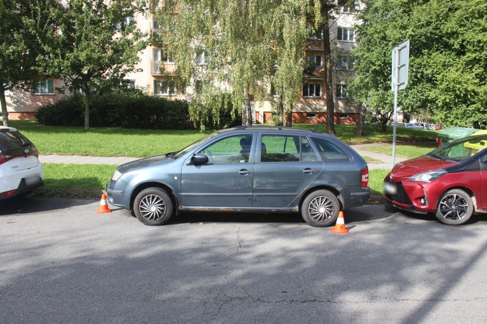 Namol opilá řidička nabourala v Olomouci auta i autobus, zastavil ji až náraz do pouliční lampy