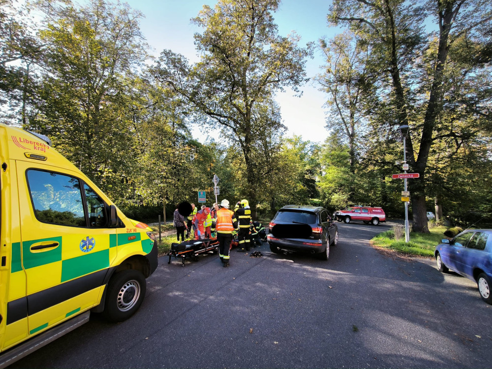 Vážná nehoda ve Frýdlantu. Řidič srazil dívku, hledají se svědci