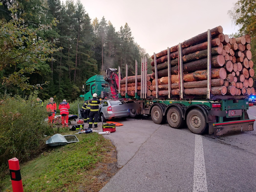 U obce Mláka se srazil kamion s osobním automobilem, pro těžce zraněného řidiče přiletěl vrtulník