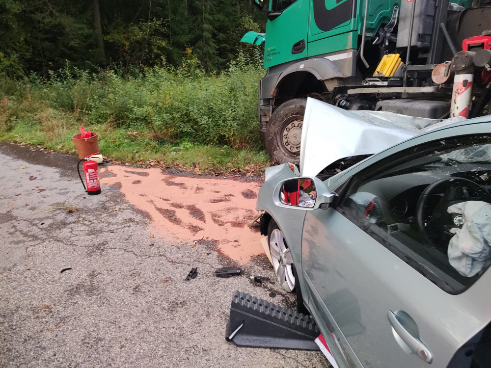 U obce Mláka se srazil kamion s osobním automobilem, pro těžce zraněného řidiče přiletěl vrtulník