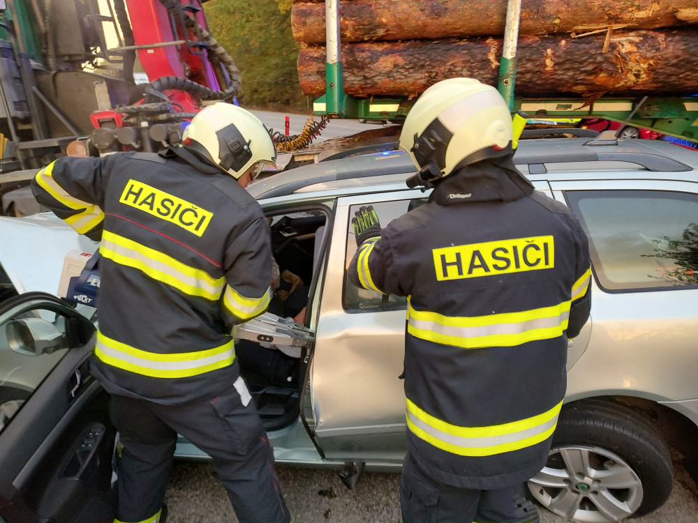 U obce Mláka se srazil kamion s osobním automobilem, pro těžce zraněného řidiče přiletěl vrtulník