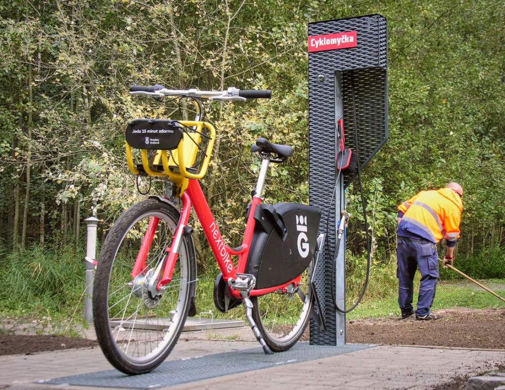 Hradec Králové první cyklomyčku. Lidé ji najdou u vjezdu do městských lesů