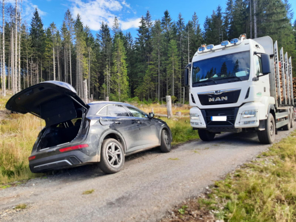 Migranti chtěli přes Šumavu do Německa, cestu jim zablokoval nakladač s dřívím