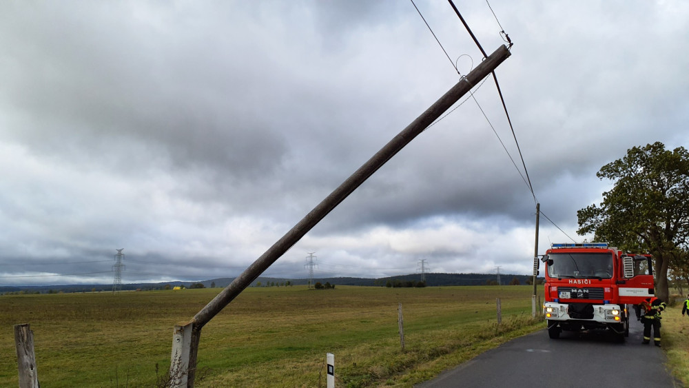 Hasiče po vichřici zaměstnávalo množství popadaných stromů. Do jednoho narazil i osobní vlak