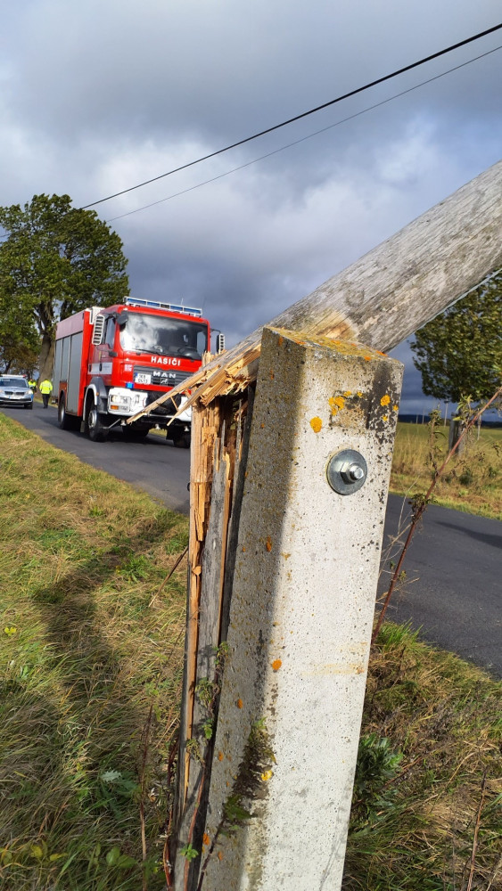 Hasiče po vichřici zaměstnávalo množství popadaných stromů. Do jednoho narazil i osobní vlak